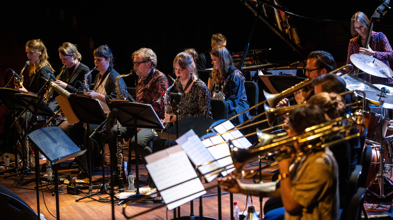 Amsterdam Art Orchestra aan het optreden