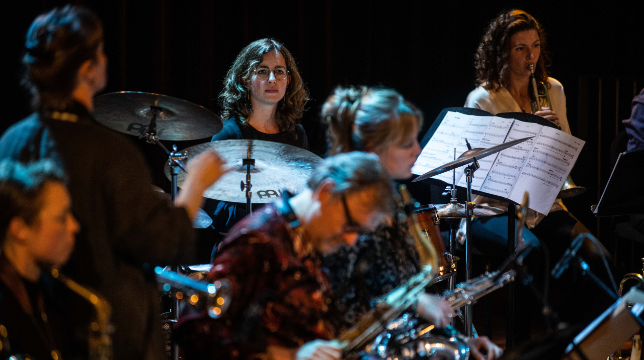 Amsterdam Art Orchestra muziek aan het maken op het podium