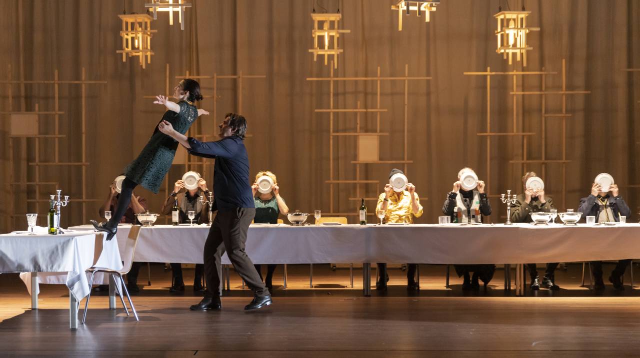 Scenefoto Festen - cast zit met bord voor hun gezicht