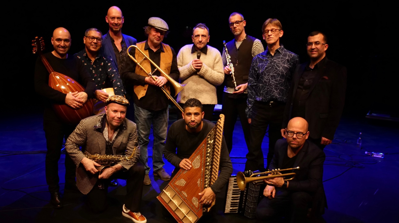Het Amsterdams Andalusisch Orkest en de Amsterdam Klezmer Band samen op de foto