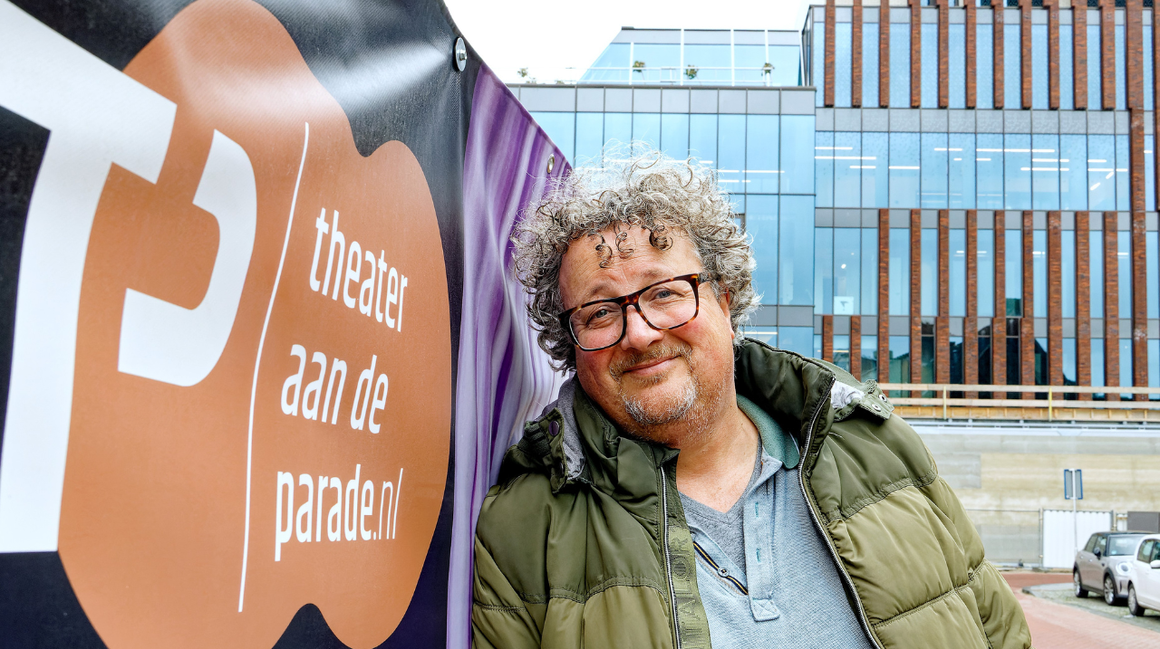 Hans Tervoort bij een bouwdoek van Theater aan de Parade