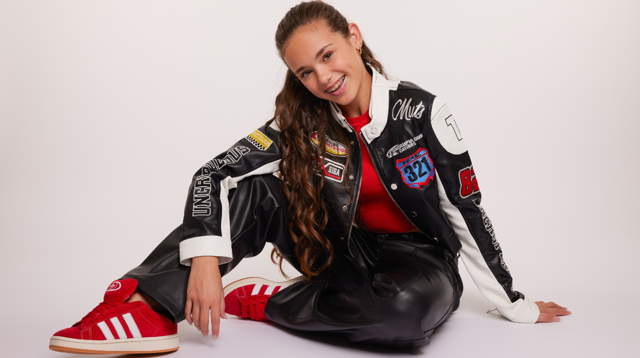 Luna Sabella zittend op de grond