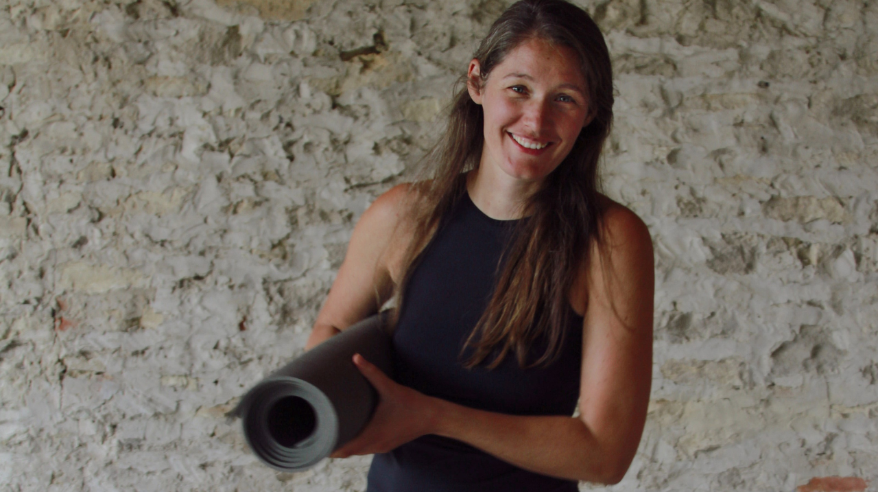 Marije Horbach met yogamat in de hand