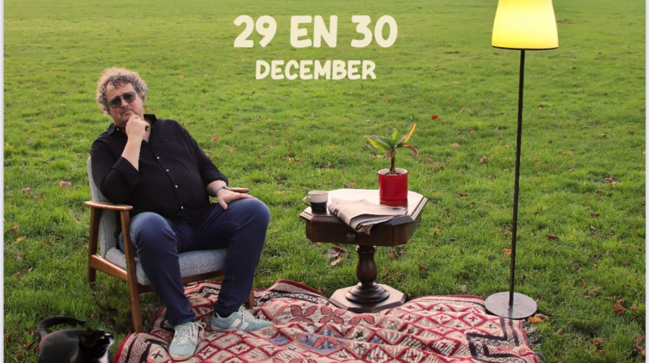 Hans Tervoort zittend in een stoel op een weiland