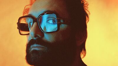 Blaudzun met gele achtergrond en blauwe bril