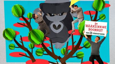 Speelse collage met papieren bomen en een grote gorillakop op een turquoise achtergrond. Drie mannen poseren tussen de takken; één houdt een bord omhoog met de tekst “De waanzinnige boomhut van 13 verdiepingen”. De scène heeft een fantasierijke, knutselachtige uitstraling met felle groene en rode accenten.