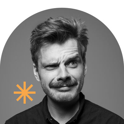 Portret van een man met een grijns en een scheve blik, omringd door een abstracte, ronde vorm en een ster.