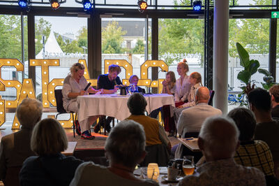 Juffrouw Roos Braam van KC De Kameleon aan tafel bij Minou Bosua en Thijs van de Meeberg tijdens Stadsgasten in september 2025