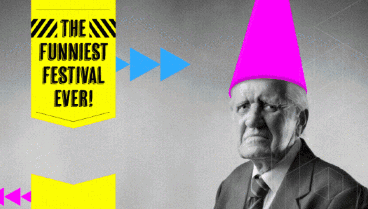 Oude man met een roze feesthoed, omringd door kleurrijke pijlen en tekst over een humoristisch festival.