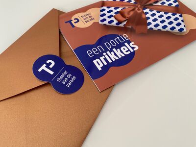 beeld van goudkleurige envelop en een cadeaukaart met een strik erom in de huiskleur van Theater aan de parade