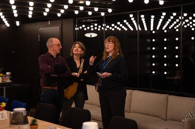 Hoofdprogramma in gesprek met vrienden in de artistenfoyer