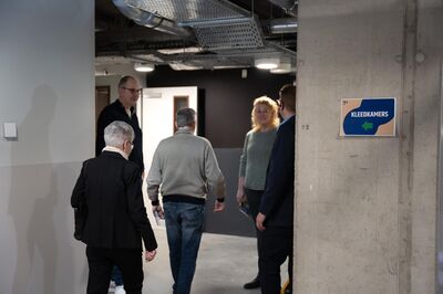 Vrienden bezoeken de kleedkamers