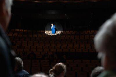 Oud directeur Alex Khüne spreekt vrienden toe vanuit de Casinozaal