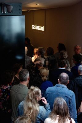 Vrienden lopen de casinozaal binnen