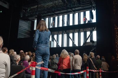 Medewerker legt nieuwe theatertechniek uit