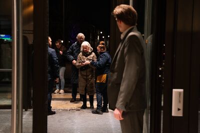 Relatiebeheerder Kelvin Ramaker verwelkomt vrienden