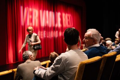 Vrienden wachten op start voorstelling