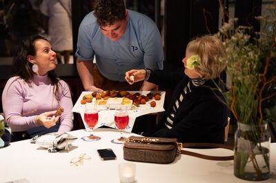 Vrienden krijgen een kleine warme hap