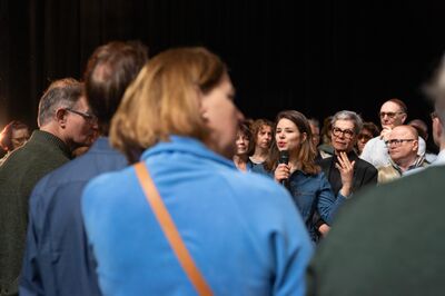 Close up, foto van vrienden op het toneel