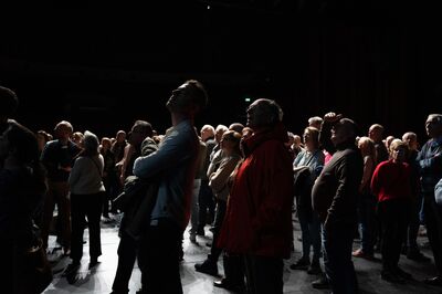 Sfeerbeeld silhouet vrienden op het podium grote zaal