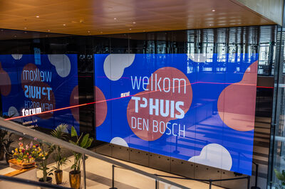 Het Forum met op de mediawand de tekst Welkom T(P)Huis