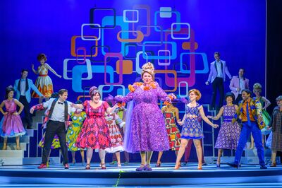 De cast van Hairspray in het kleurrijke decor