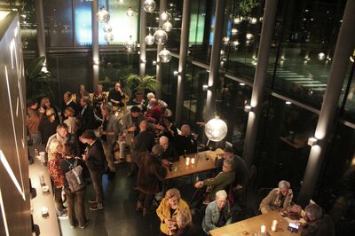Vrienden genoten na afloop van een drankje in de foyer.