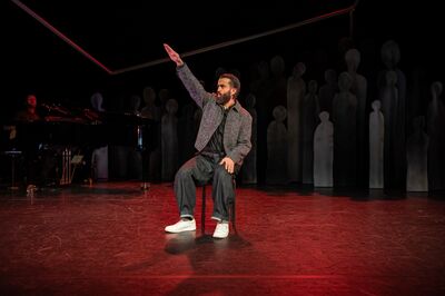 Saman Amini met zijn arm omhoog in het scenebeeld