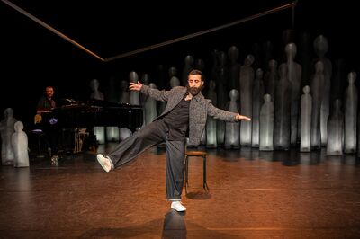 Saman Amini in zijn decor