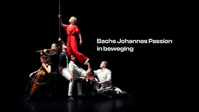 Een groep performers en musici vormt een theatrale compositie tegen een zwarte achtergrond. Een persoon in een rode outfit staat hoog op een paal, ondersteund door anderen in zwart-witte kleding. Enkele musici bespelen een cello, viool en dwarsfluit. Rechts in beeld staat de tekst: “Bachs Johannes Passion in beweging”.