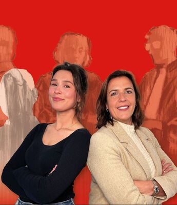 Twee vrouwen staan rug aan rug met hun armen over elkaar tegen een felrode achtergrond. De vrouw links draagt een donkere top en heeft haar haar losjes opgestoken; de vrouw rechts draagt een lichte blazer en glimlacht. Op de achtergrond zijn vaag geschilderde silhouetten van mensen zichtbaar.