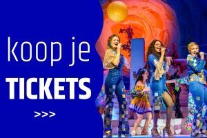 Drie zangeressen op een podium tijdens een theatrale voorstelling, met de tekst "koop je TICKETS" in het midden.