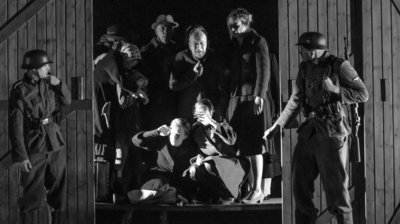 scenefoto van burgers en soldaten