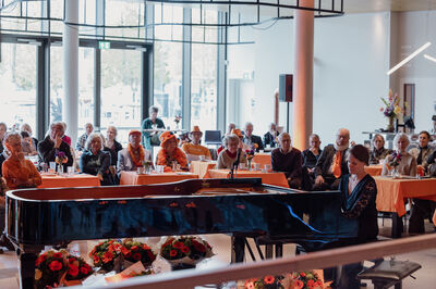 publiek en pianist bij oranjemarathon 2025