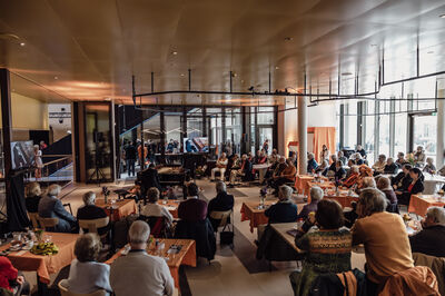 bezoekers bij oranjemarathon