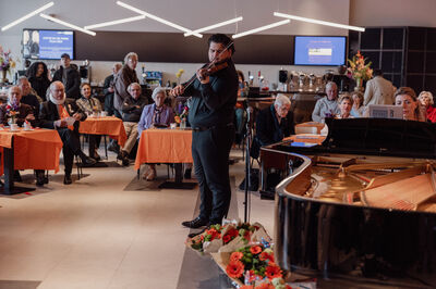 violist en pianist bij oranjemarathon