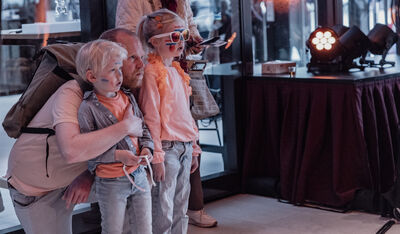 2 jonge luisteraars in het oranje bij oranjemarathon