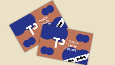 beeld van een podiumcadeaukaart in de huisstijl van Theater aan de Parade