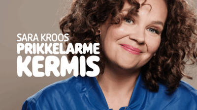 Alt-tekst: Close-up van een glimlachende Sara Kroos met krullend haar in een blauwe jas; naast haar staat in grote witte letters de tekst “Sara Kroos – Prikkelarme Kermis”.