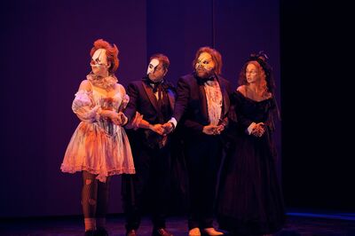 Cast van Stoornis of my life in extravagante kostuums een beetje opera-achtig