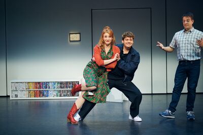 Noortje Herlaar, Soy Kroon en Alex Klaasen in een scène