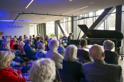 publiek luistert naar pianist