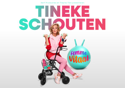 Promobeeld met de tekst “Tineke Schouten” groot bovenaan. In het midden zit Tineke Schouten in een roze sportoutfit op een kleine zwarte rollator terwijl ze met halters traint. Naast haar staat een grote turquoise skippybal met de tekst “Femme Vitaal”. De achtergrond is licht en minimalistisch.
